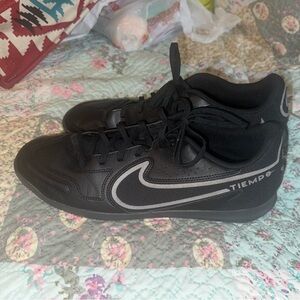 Indoor soccer shoes